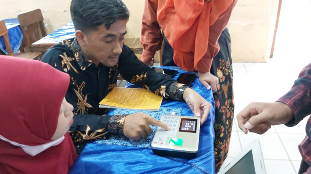 Dosen UMY Tingkatkan Efisiensi Administrasi Sekolah dengan Teknologi Sidik Jari