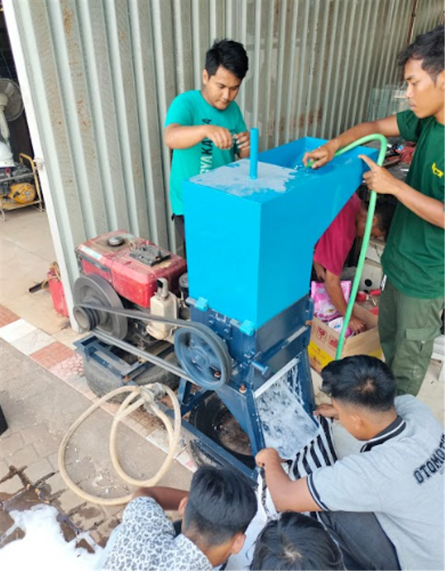 Kreatif, Dosen UMY Ajarkan Masyarakat Ubah Sampah Plastik Menjadi Paving Block